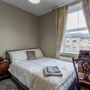 6 Dbl Bed, House Inc Parking , Huddersfield United Kingdom